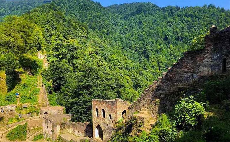 نمایی از دیوار قلعه رودخان