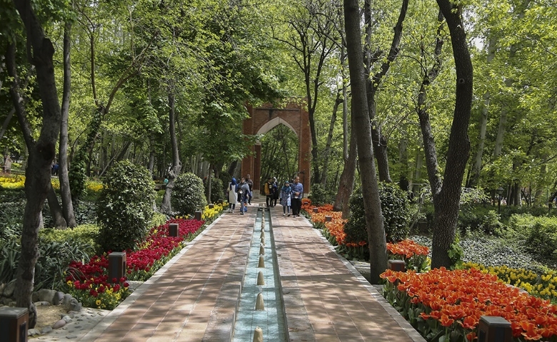 باغ ایرانی پارک های تهران در شب