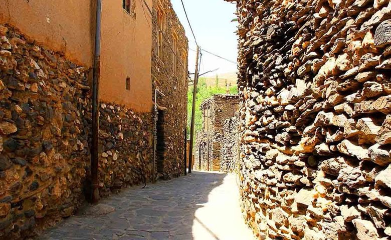 روستای ورکانه همدان؛ روستایی تاریخی و زیبا با خانه‌های سنگی | جاباما
