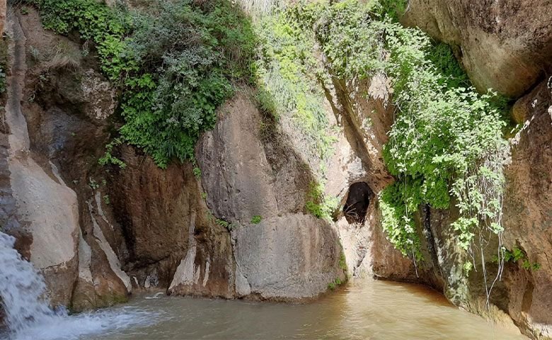 آبشار طلایی خرم آباد؛ تنها آبشار طبیعی درون شهری ایران | جاباما