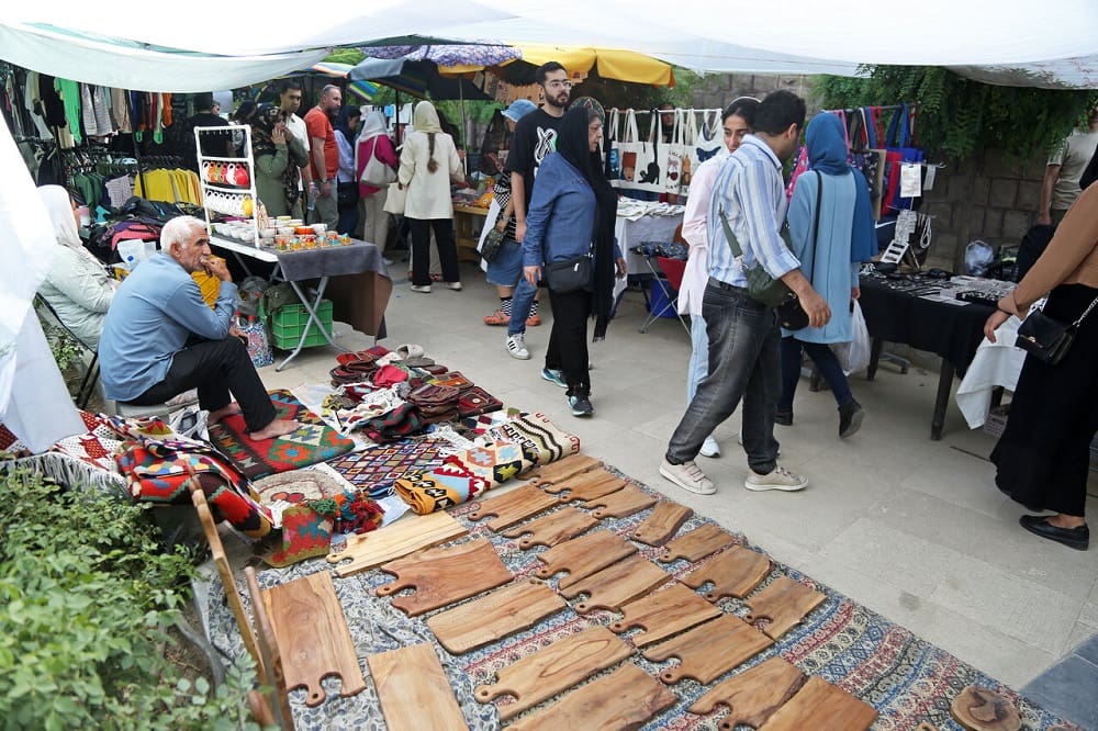 نمایی از جمعه بازار پروانه و صنایع دستی و هنری داخل بازار
