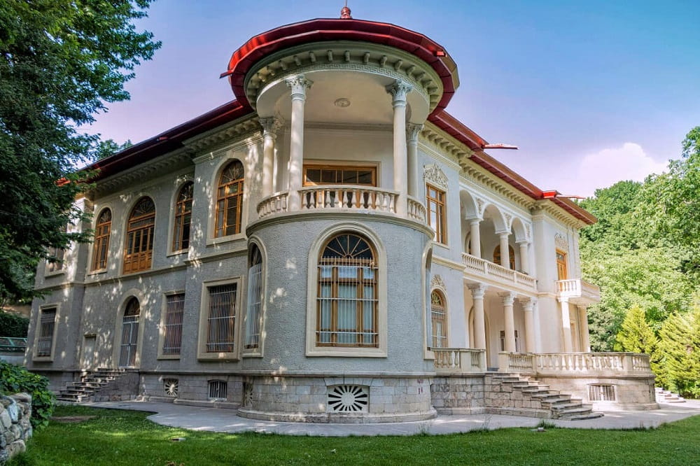 نمایی از بیرون کاخ سعدآباد و معماری زیبای آن
