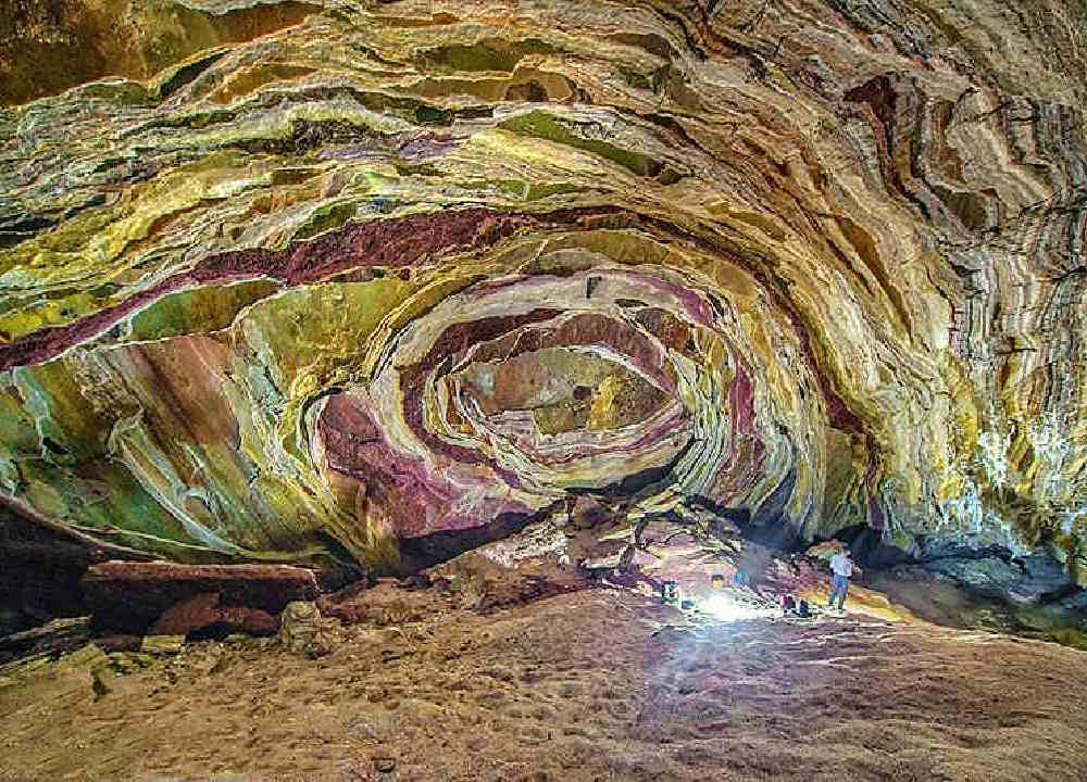 لایههای نمکی رنگی غار نمکدان در ژئوپارک قشم