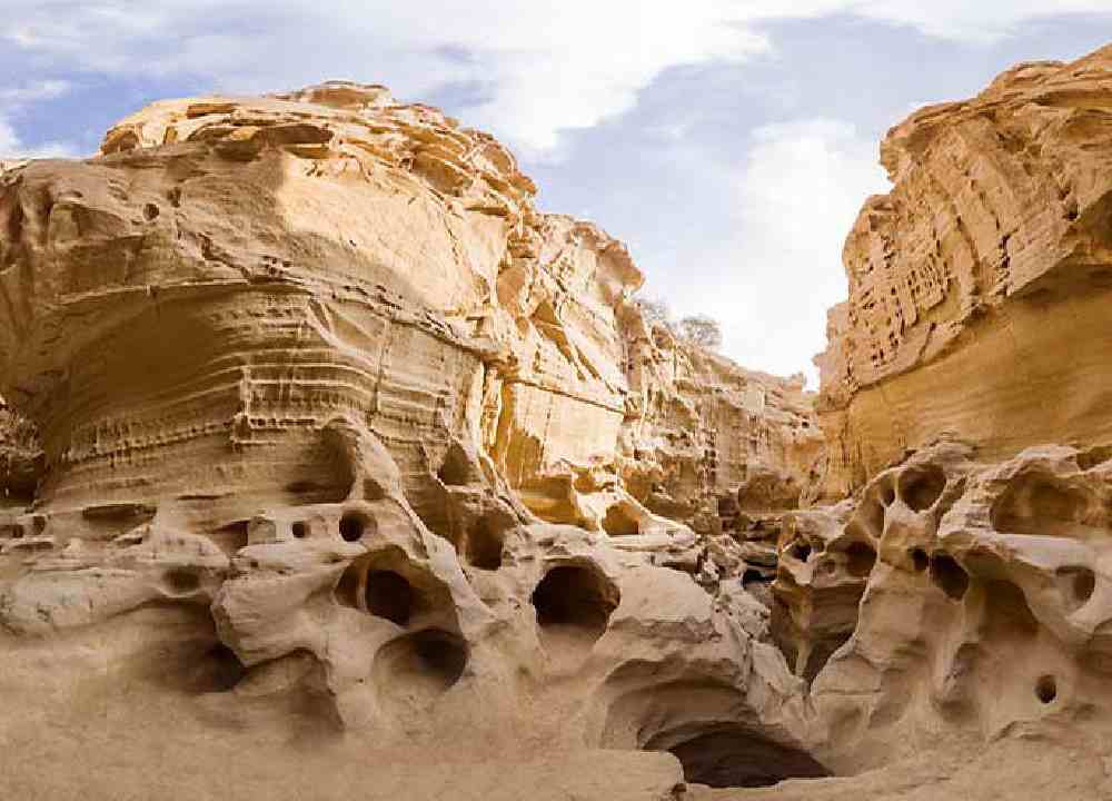 حفاریهای طبیعی ناشی از فرسایش بادی در اولین ژئوپارک ایران در قشم