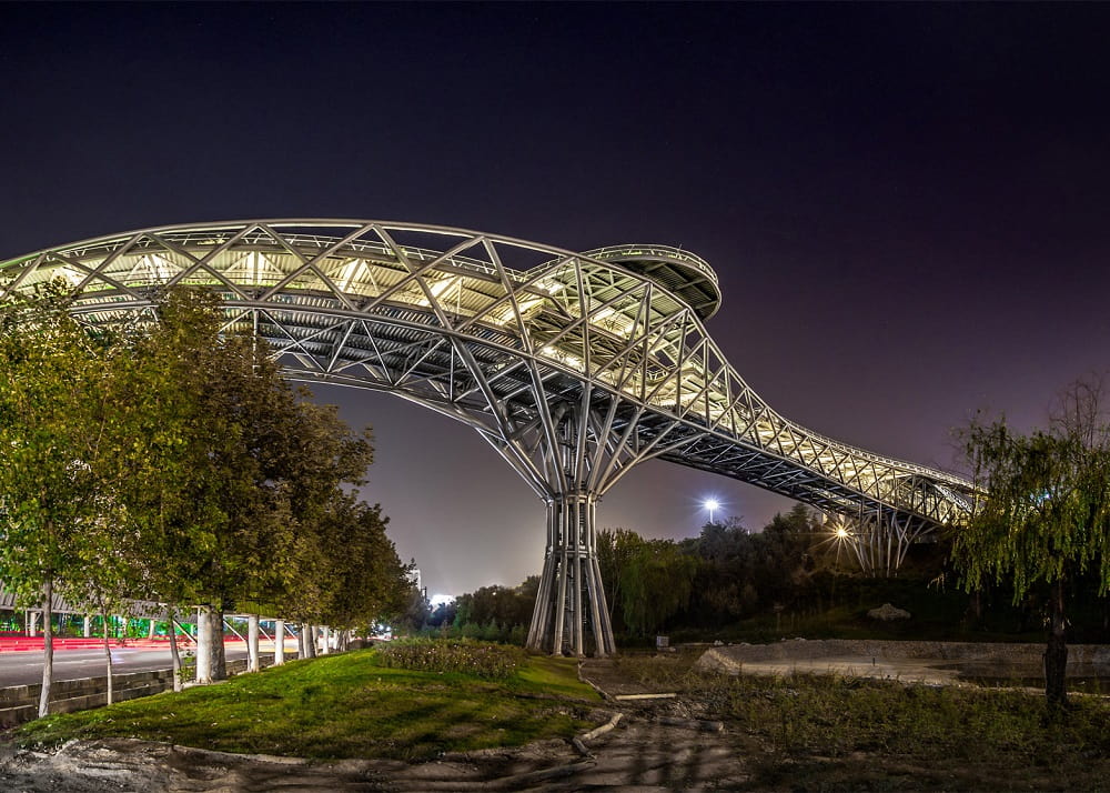 نمایی از پل طبیعت با نورهای روشن آن در شب