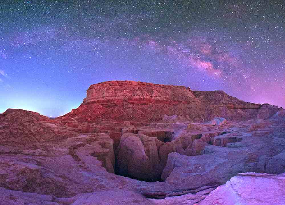 نمای شب دره ستارگان از جاذبههای دیدنی قشم