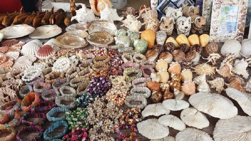 نمایی از زیورآلات صدفی قشم