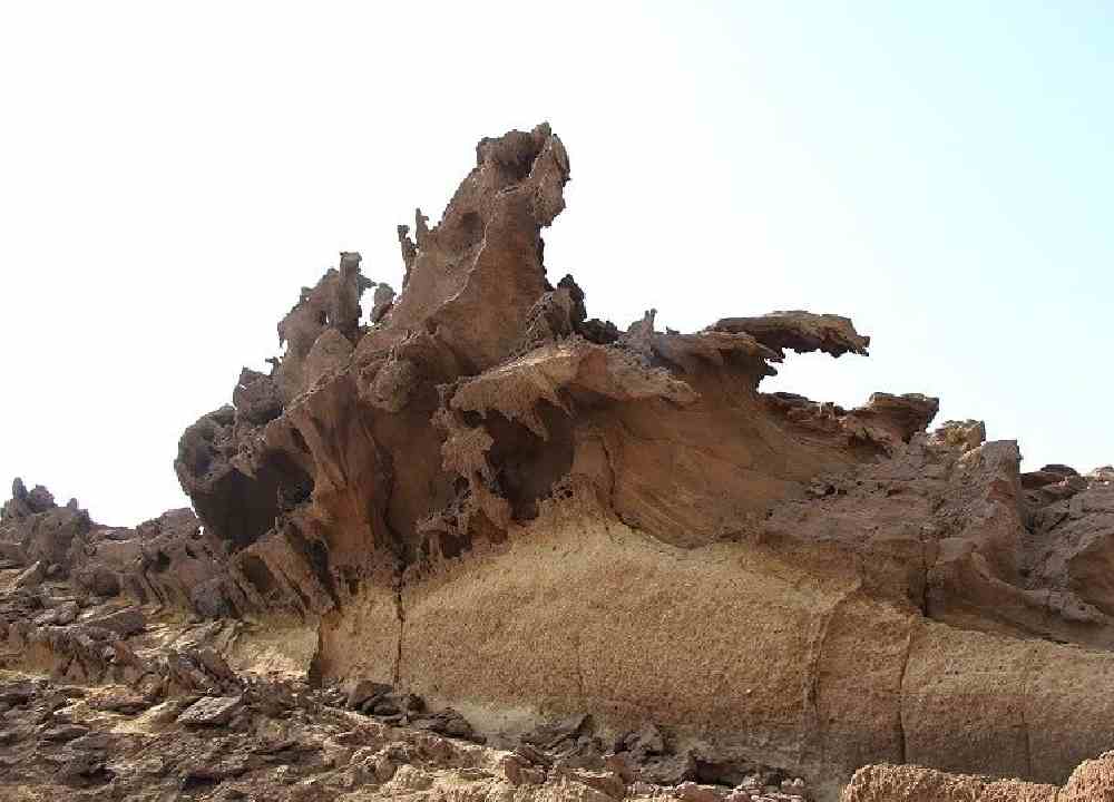 صخرههای اژدها شکل دره تندیس ها قشم که در اثر فرسایش بهوجود آمدهاند