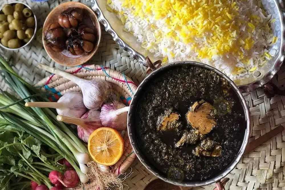 نمایی از قلیه ماهی با برنج و سایر کنارغذاییهای خوشمزه