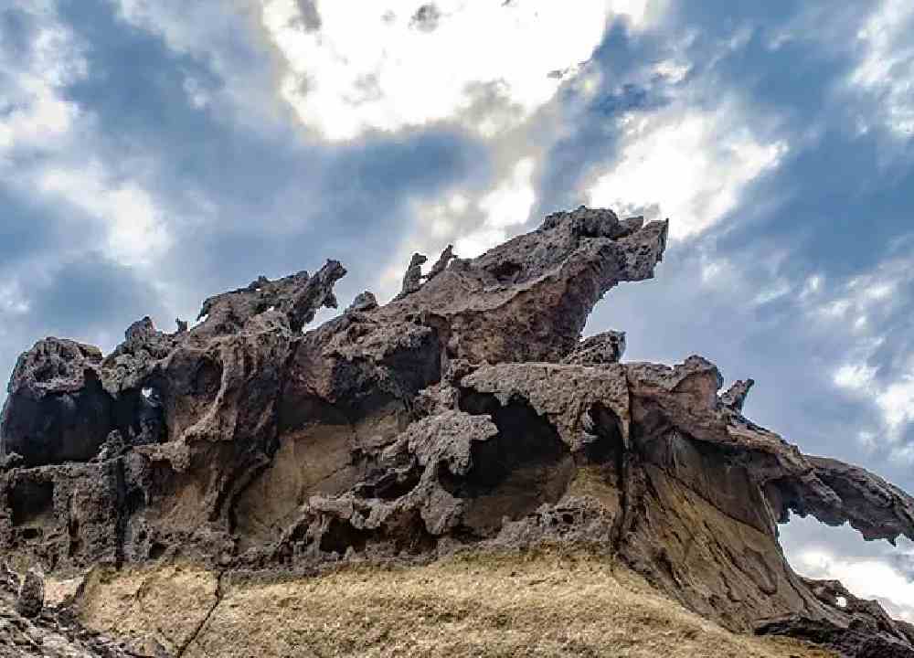 صخرههای مجسمه شکل در دره مجسمه ها قشم