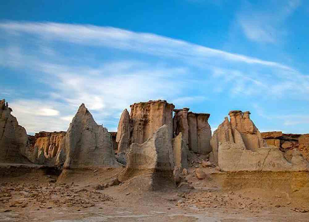 پدیده زمین شناسی رسوبی دره تندیس ها قشم که باعث تشکیل صخرههای گلی زیبا شده است
