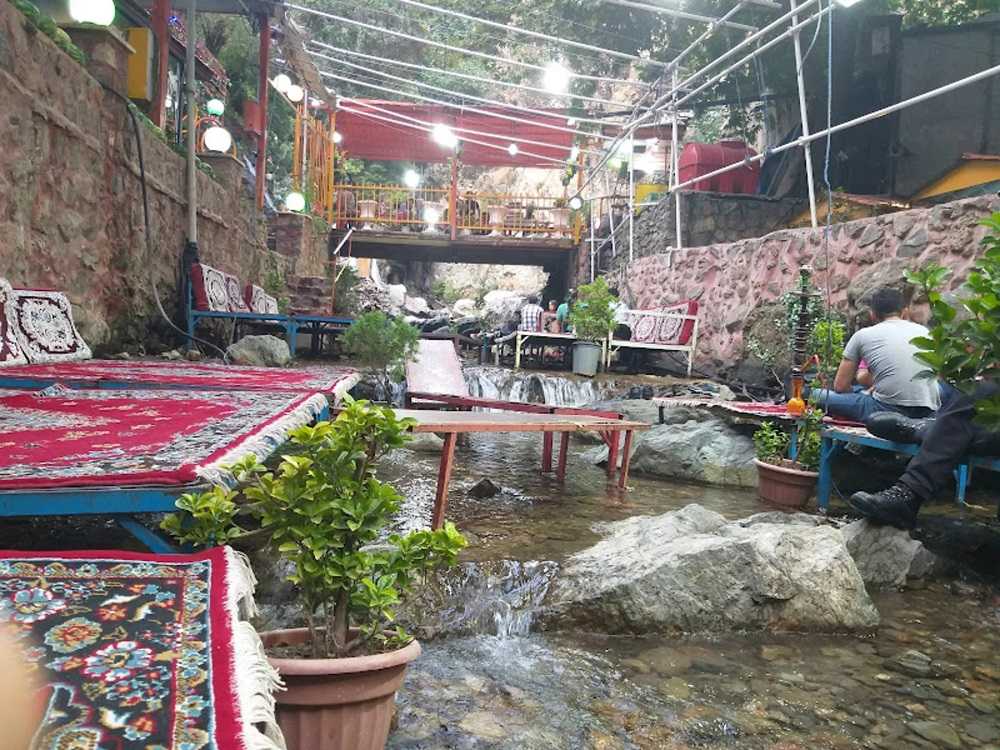نمایی از یکی از رستورانهای داخل آب دربند