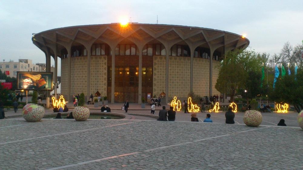 نمایی از ساختمان تئاتر شهر در غروب