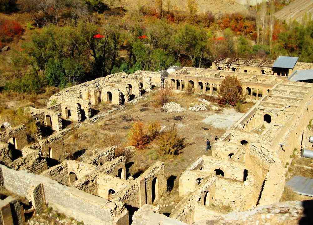 ویرانه‌های باقیمانده از کاخ ناصری در روستای شهرستانک