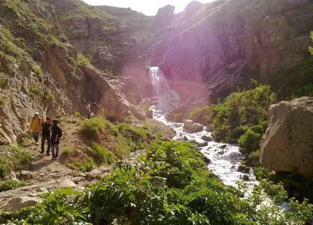 گردشگران در حال کوهنوردی درجاذبه‌های دیدنی روستای شکرآب از ییلاق‌های اطراف تهران