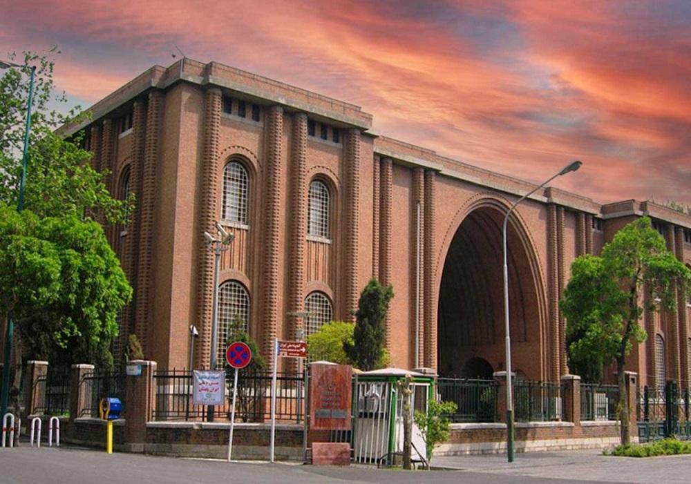 نمایی از موزه ملی ایران در غروب آفتاب