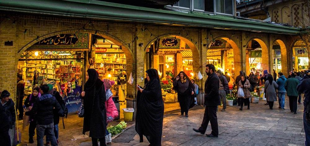 نمایی از معماری سنتی بازار تجریش و مردم در حال خرید