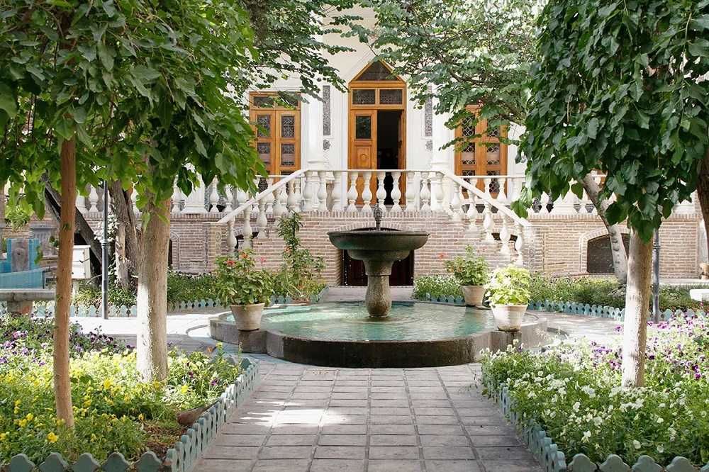 نمایی از حیاط باصفای خانه مقدم