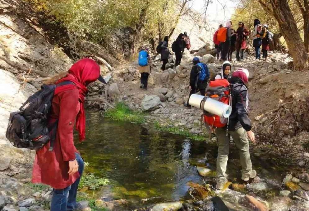 مسیر پیاده‌روی گردشگران از روستای امامه تا آبشار گلوکان