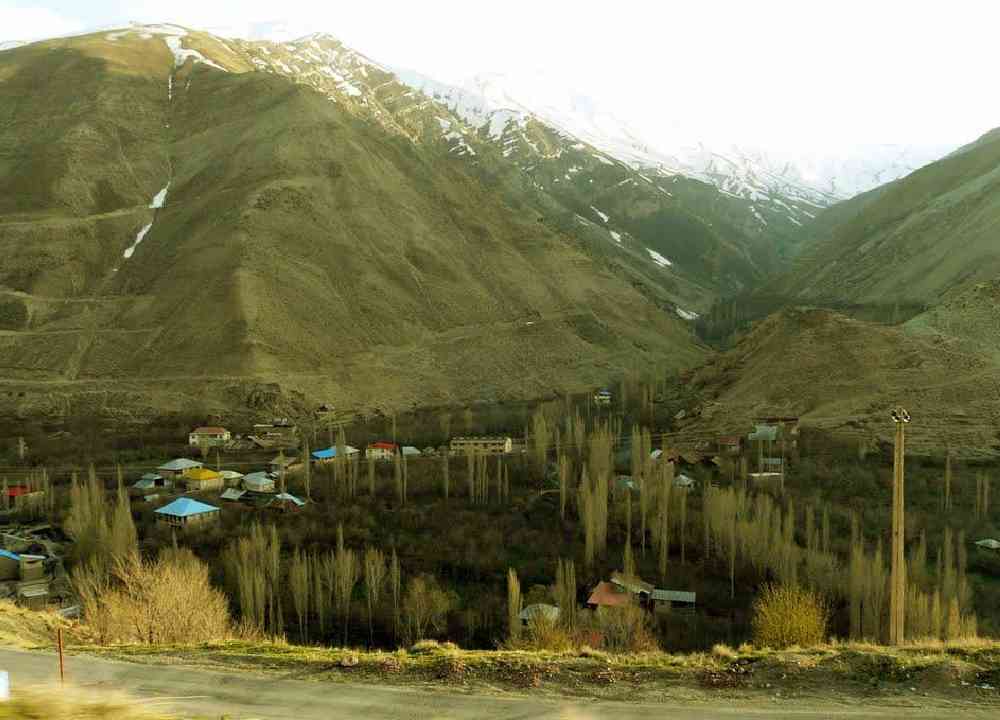طبیعت سرسبز بهاری دره روستای شهرستانک