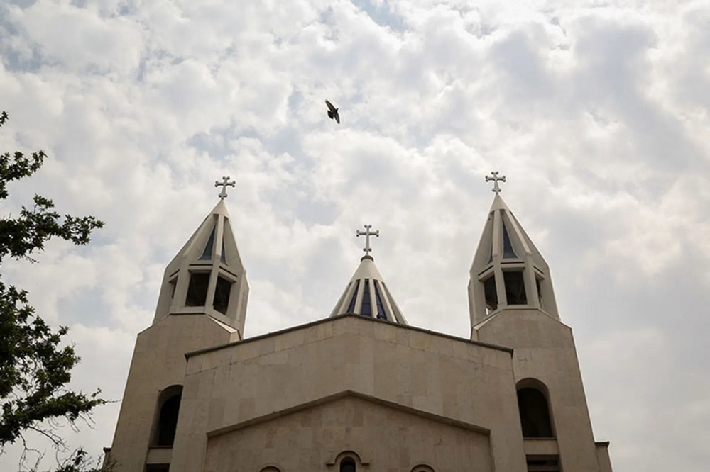 نمایی از ساختمان سفید کلیسای سنت سرکیس