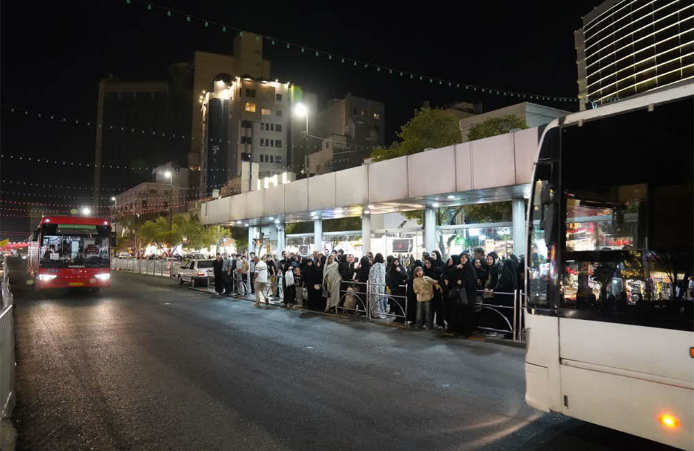 مردم منتظر اتوبوس در ایستگاه BRT مشهد در شب