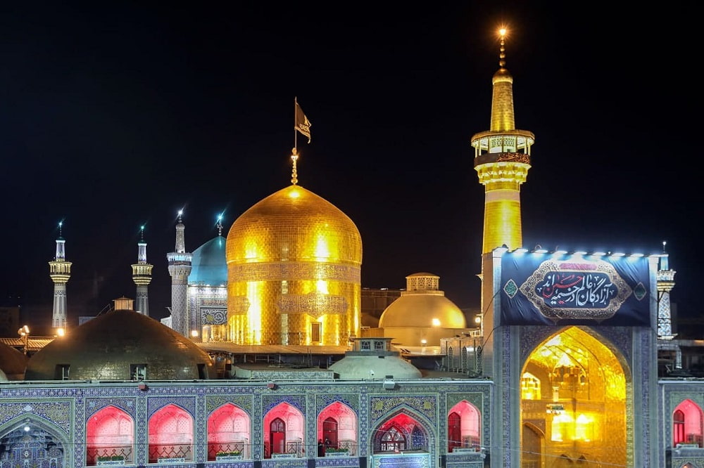 نمایی از گنبد طلایی حرم امام رضا در شب