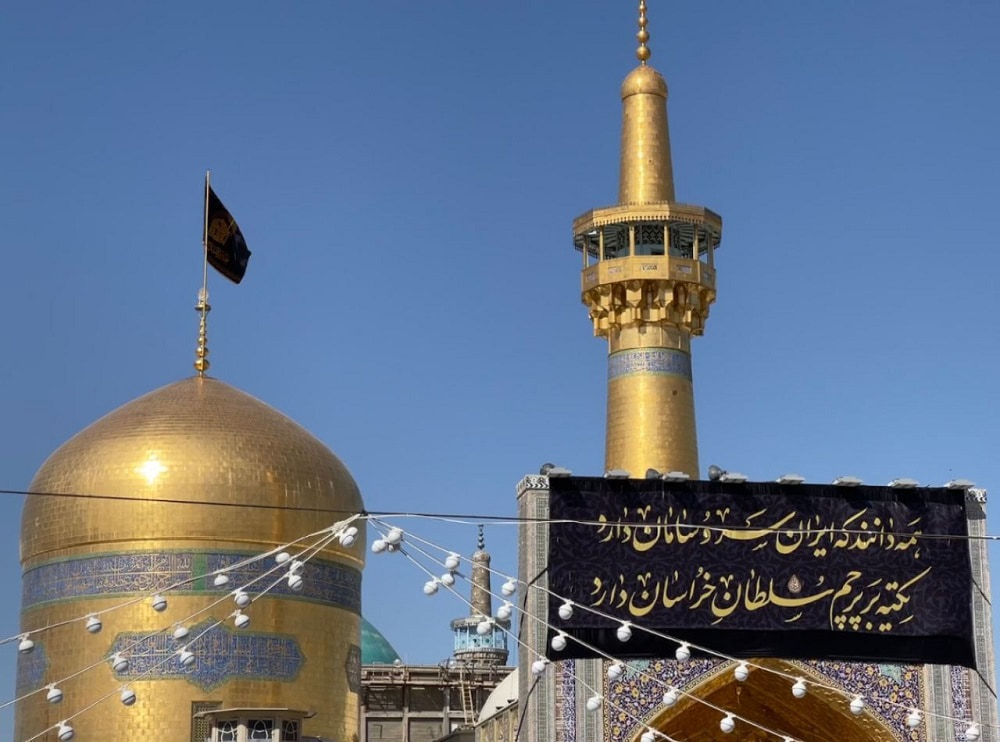 نمایی از گنبد طلایی حرم امام رضا در روز