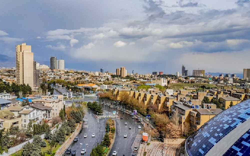 نمای بالا از شهر خلوت و کم ترافیک تهران در تعطیلات نوروز که خلوتترین زمان سفر به تهران است