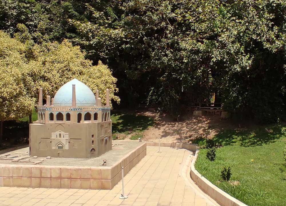 ماکت مینیاتوری گنبد سلطانیه در باغ موزه مینیاتور تهران