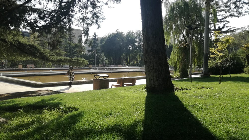 نمایی از پارک نیاوران از جاهای دیدنی شمال تهران در یک روز آفتابی