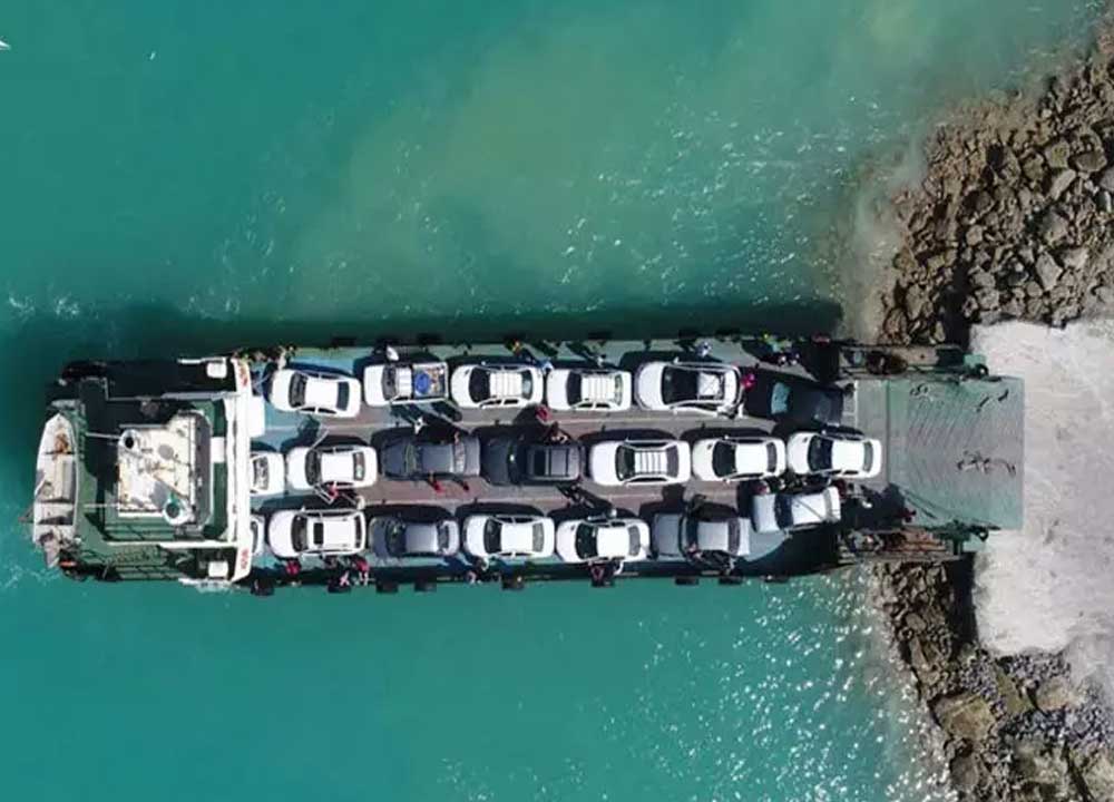 تصویر هوایی از خودروها داخل لندینگ کرافت در بندر پل