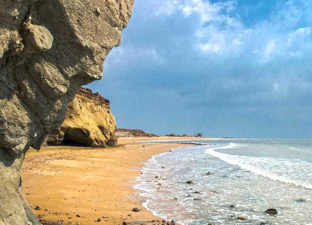 نمایی از سواحل صخرهای جزیره قشم