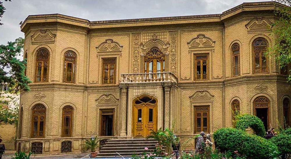 نمایی از ساختمان آجری موزه آبگینه