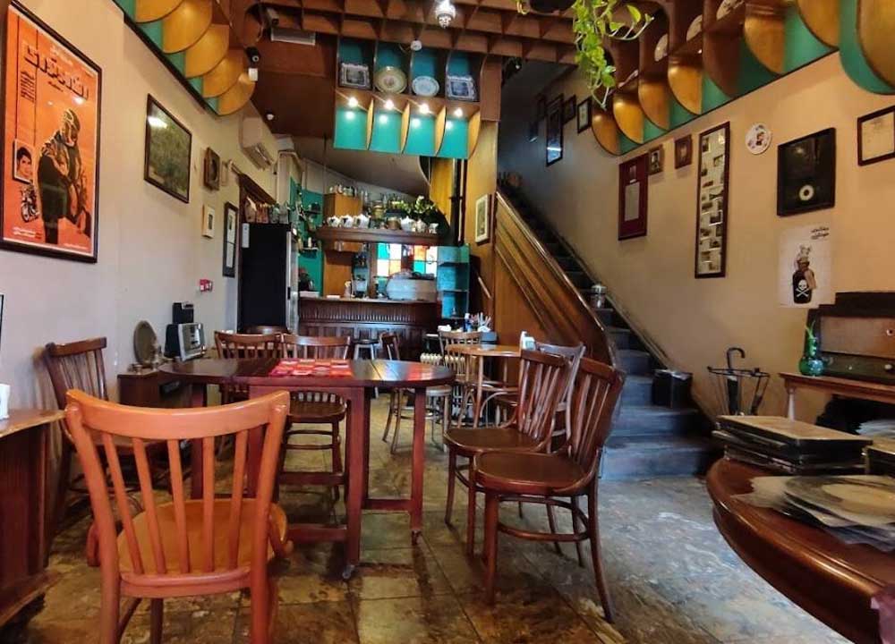 یکی از کافه‌های شهری رشت به عنوان راه فرار برای گرمای تابستان