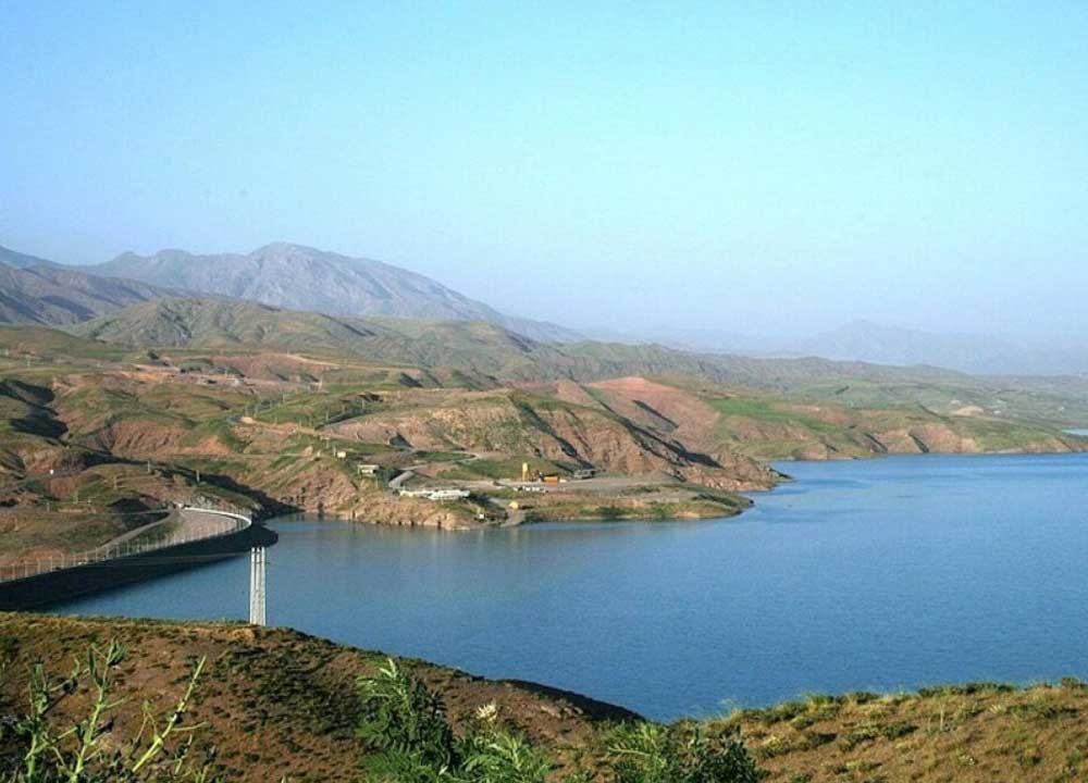 نمایی از سد و دریاچه طالقان به عنوان معروف‌ترین جاهای دیدنی طالقان