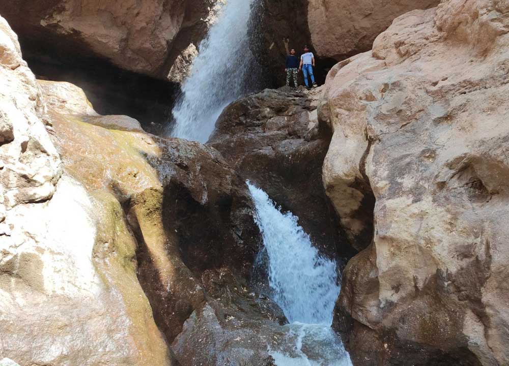 دو گردشگر در بازدید از آبشار کر روستای کرکبود طالقان از پرطرفدارترین دیدنی های طالقان