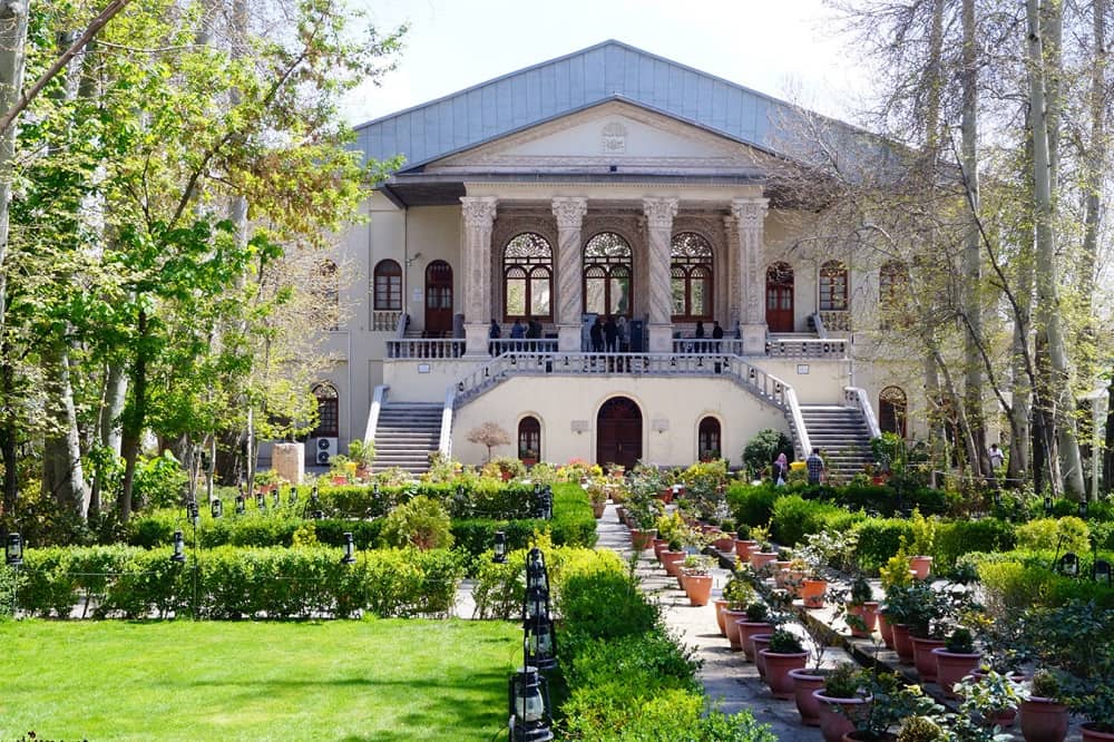 نمایی از باغ فردوس از جاهای دیدنی شمال تهران در یک روز آفتابی