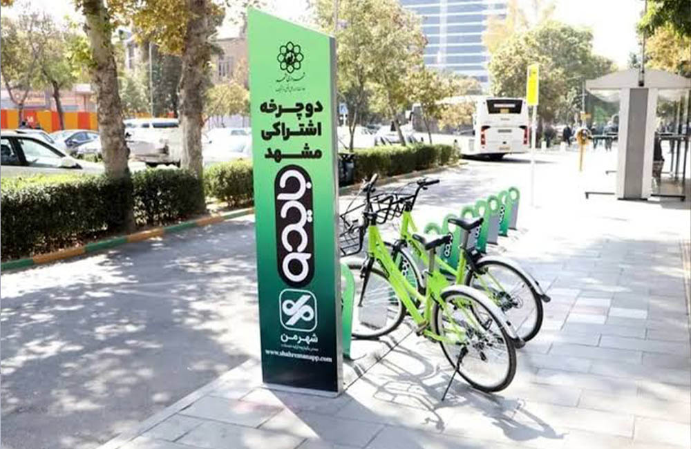 دوچرخههای اشتراکی سبز در ایستگاه خود در مشهد