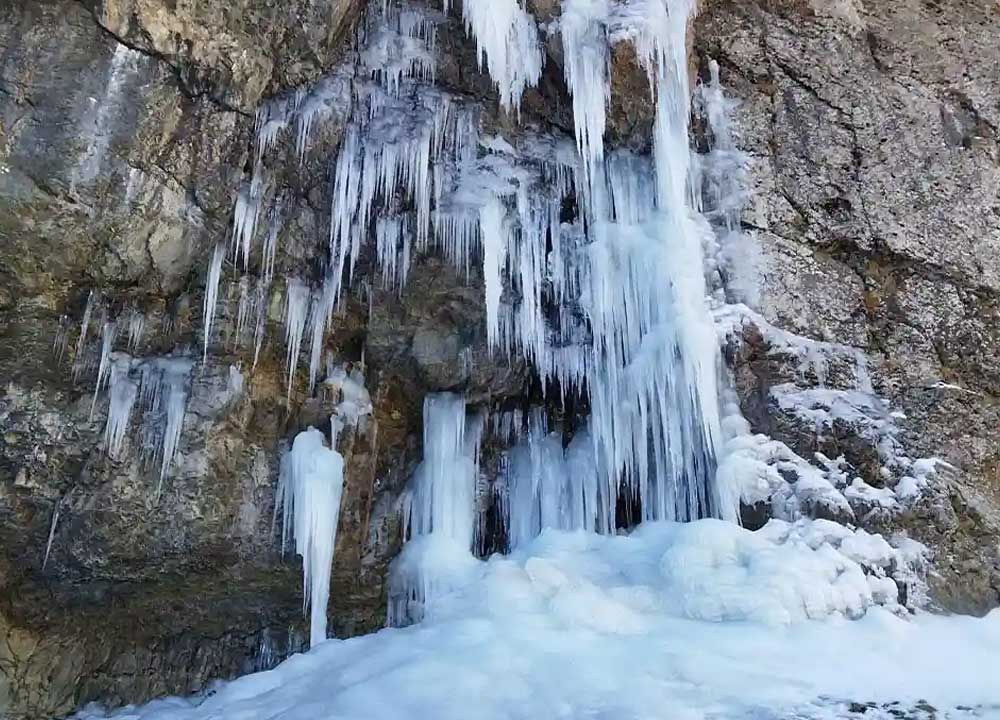 منظره آبشار خور روستای ارنگه که به خاطر سرما یخ زده و قندیل بسته است.