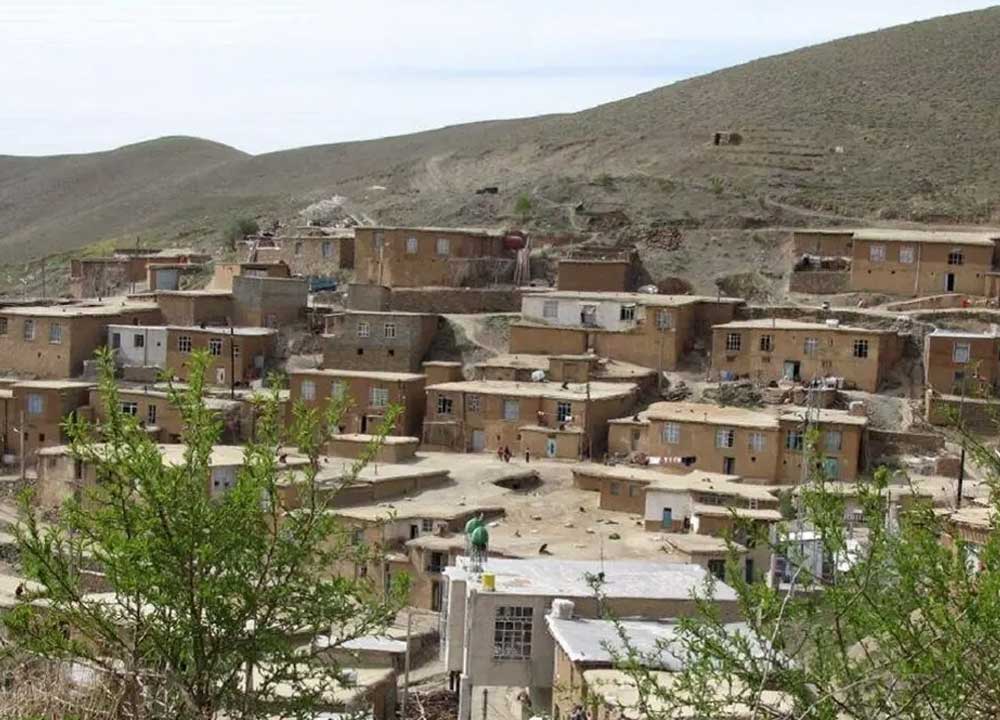 نمایی از خانه‌های پلکانی و طبقاتی روستای ایستا طالقان