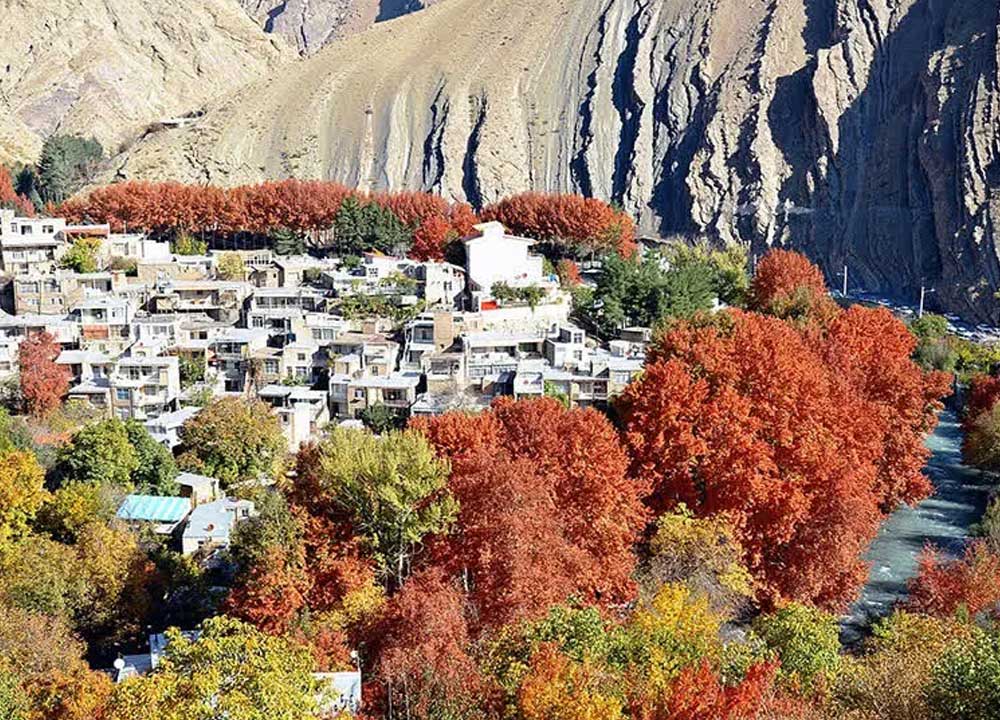 نمایی از طبیعت فوق العاده پاییزی و منطقه مسکونی روستای ارنگه