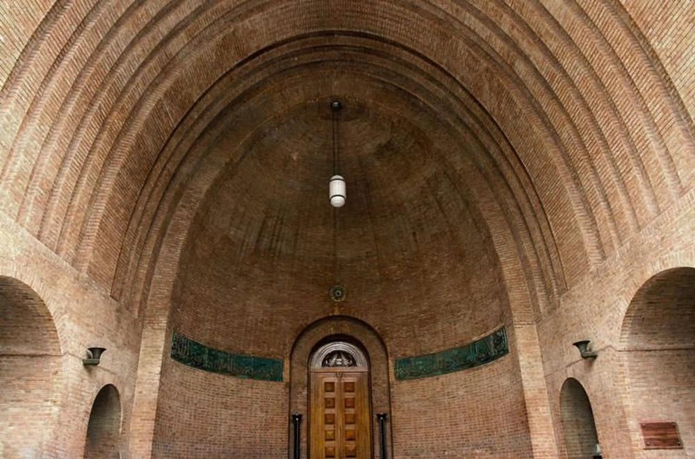 نمایی از معماری زیبای موزه ایران باستان