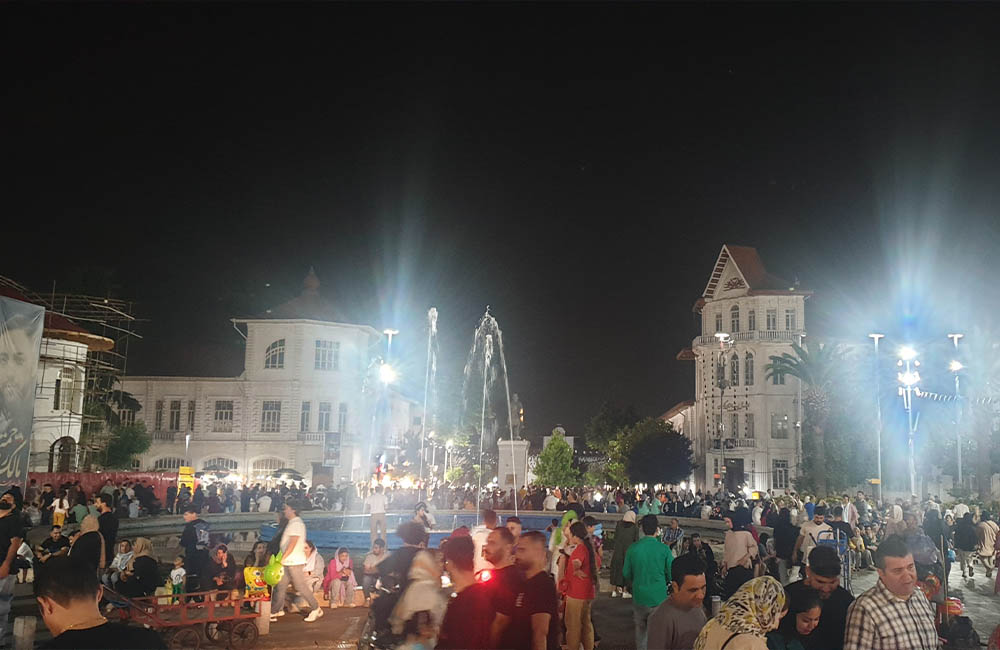 میدان شهرداری رشت در شلوغی شب