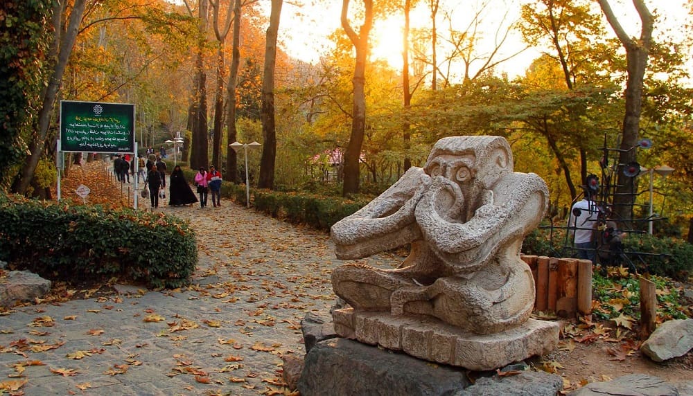 نمایی از یکی از مجسمههای سنگی پارک جمشیدیه تهران