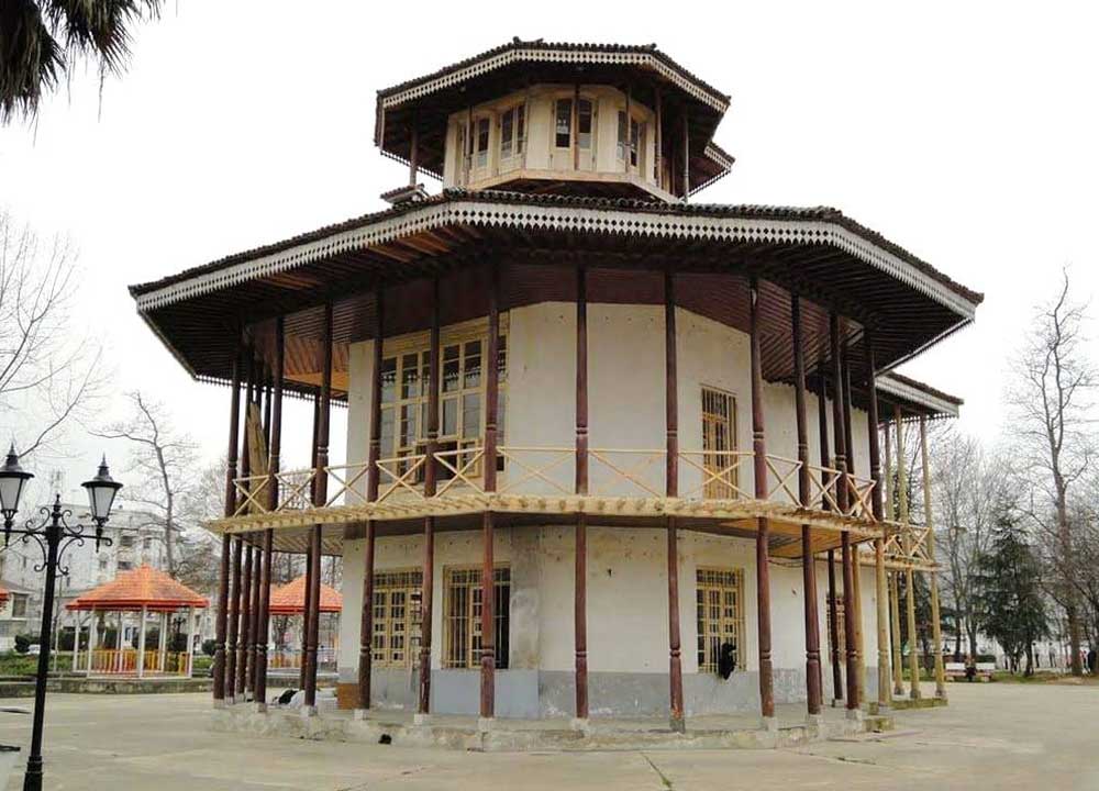 نمایی از عمارت کلاه فرنگی در باغ محتشم به عنوان یکی از جذاب‌ترین جاهای دیدنی رشت در بهار و تابستان