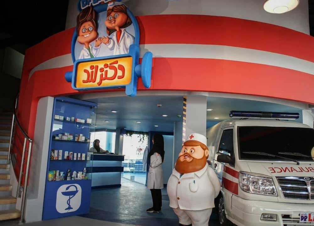 دو پرستار و یک آمبولانس در ایستگاه پرستاری شهر بازی دکترلند
