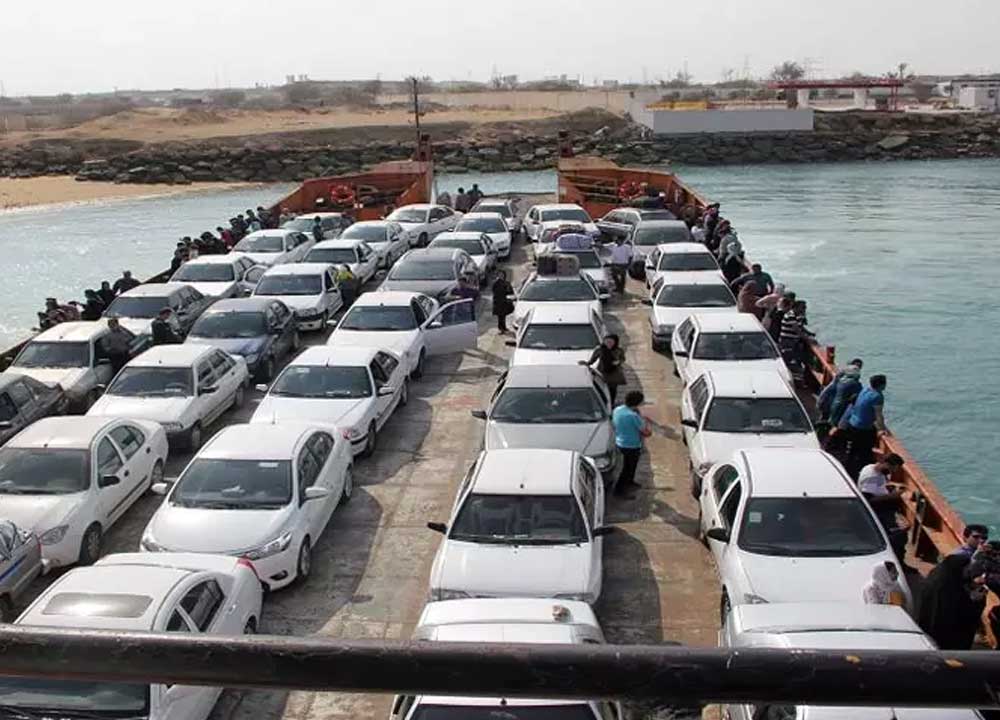 مسافران همراه خودروها روی لندینگ کرافت درحال سفر دریایی از اسکله بندرعباس به قشم