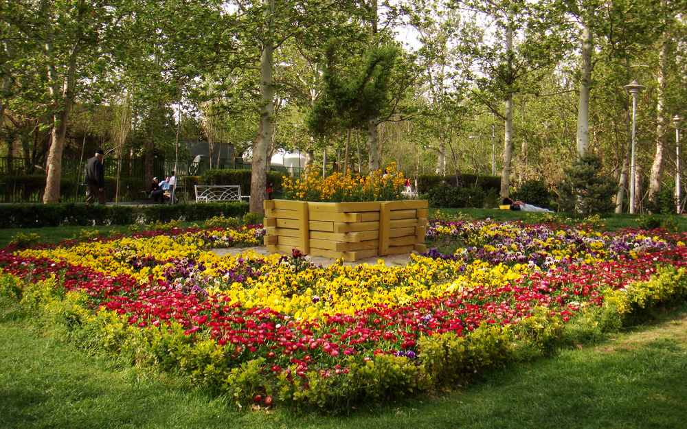 یکی از پارک های گل کاری شده تهران که از مکانهای گردشگری جذاب در سفر به تهران در بهار است.