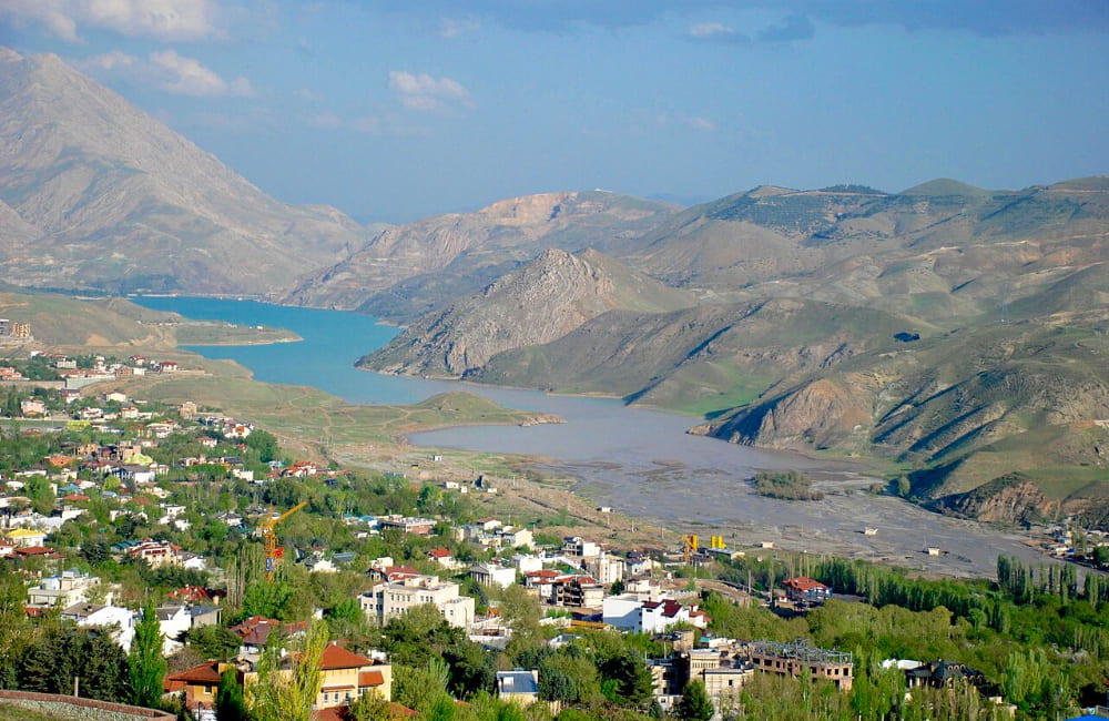 لواسان با رودخانه و کوه
